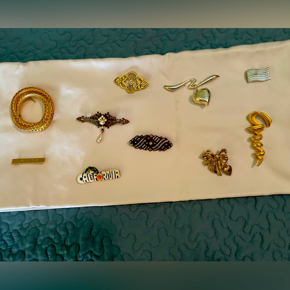 10 brooches / pins